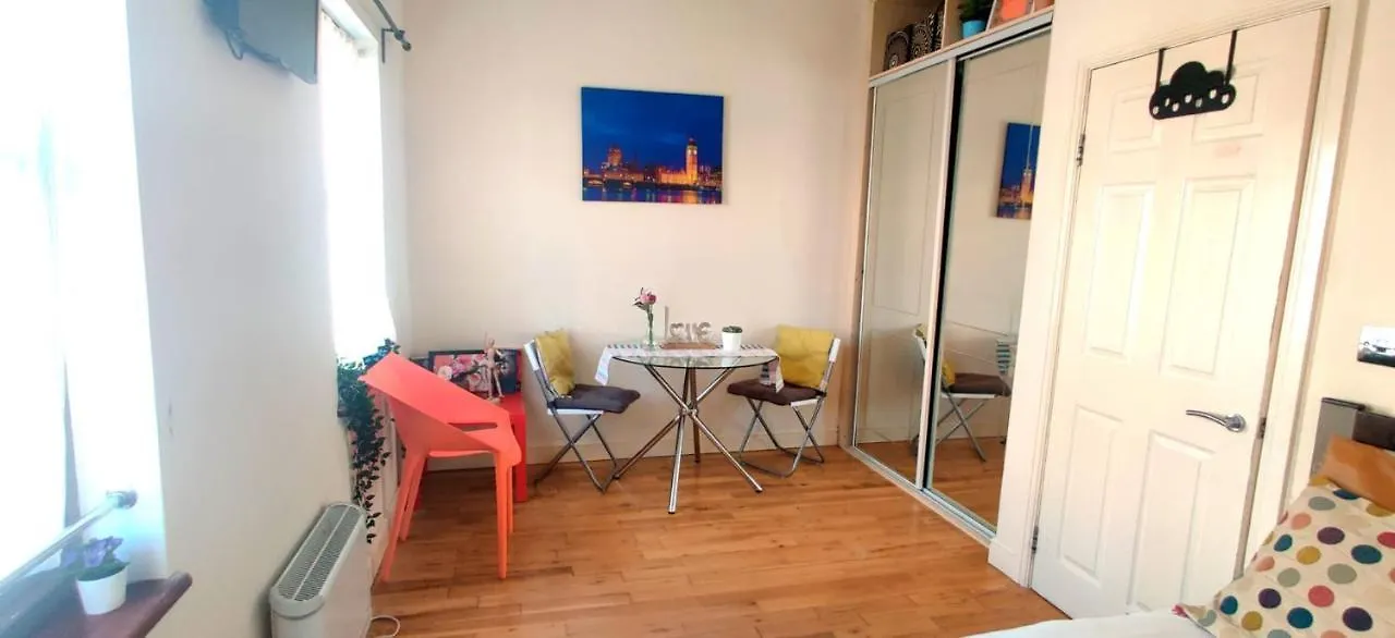 Apartment Studio Flat Near Liverpool St & Shoreditch London.