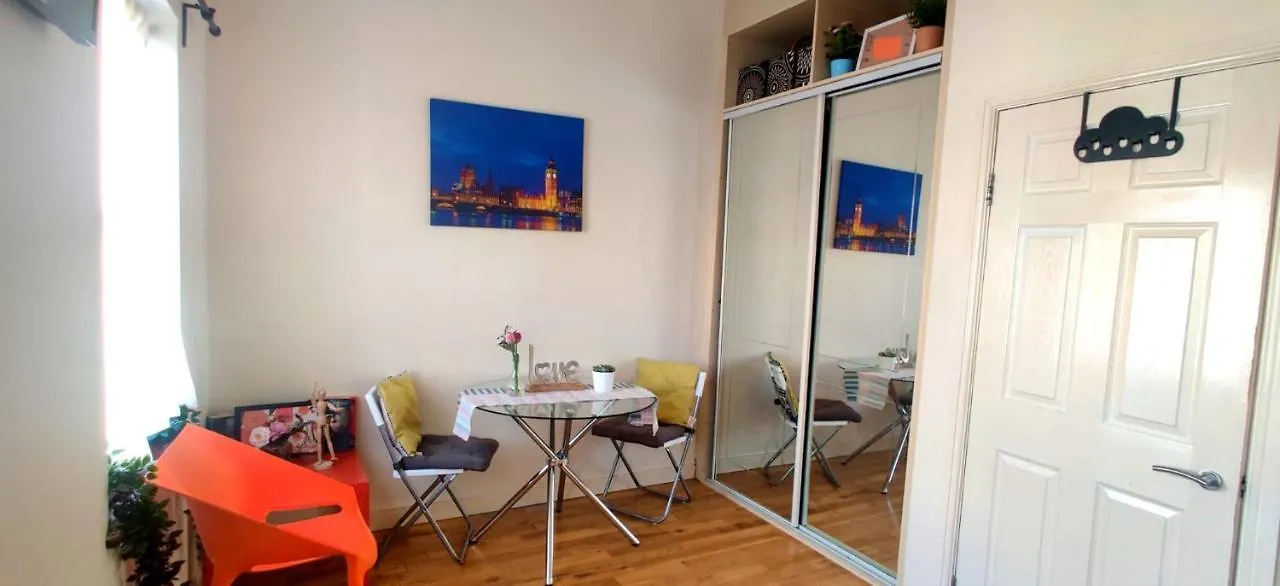 Studio Flat Near Liverpool St & Shoreditch London. 0*, London